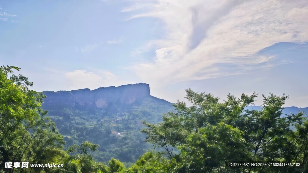 青山绿树间的秀丽山景
