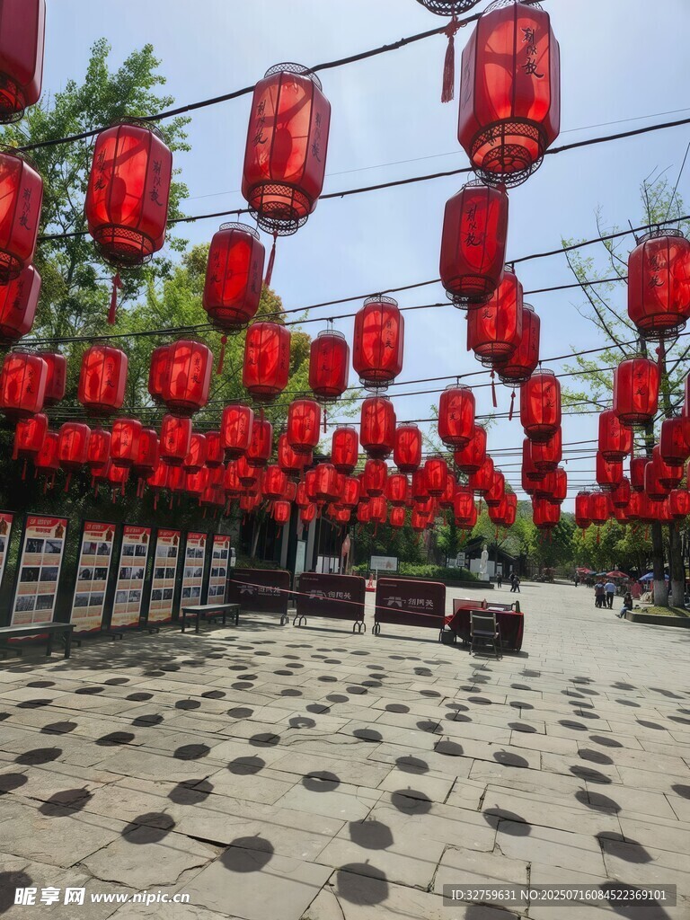 街道上的喜庆红灯笼