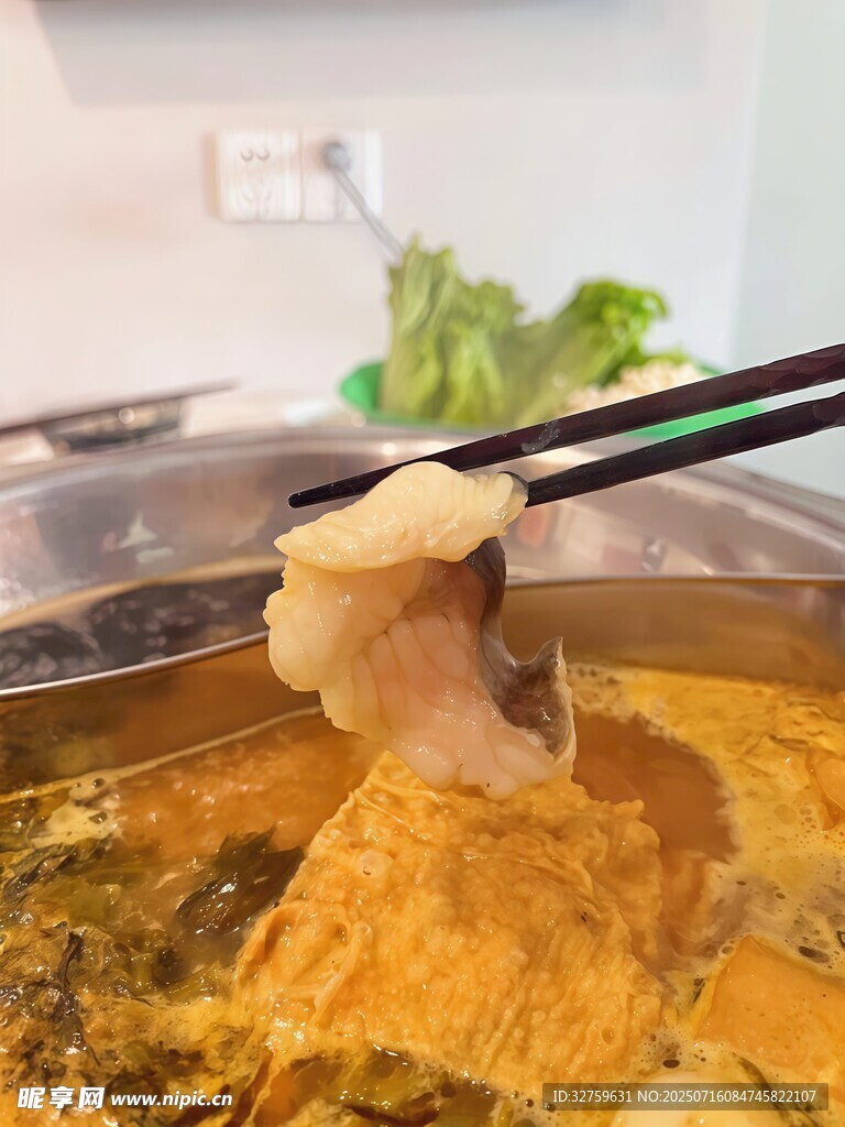 热气腾腾的火锅涮菜瞬间