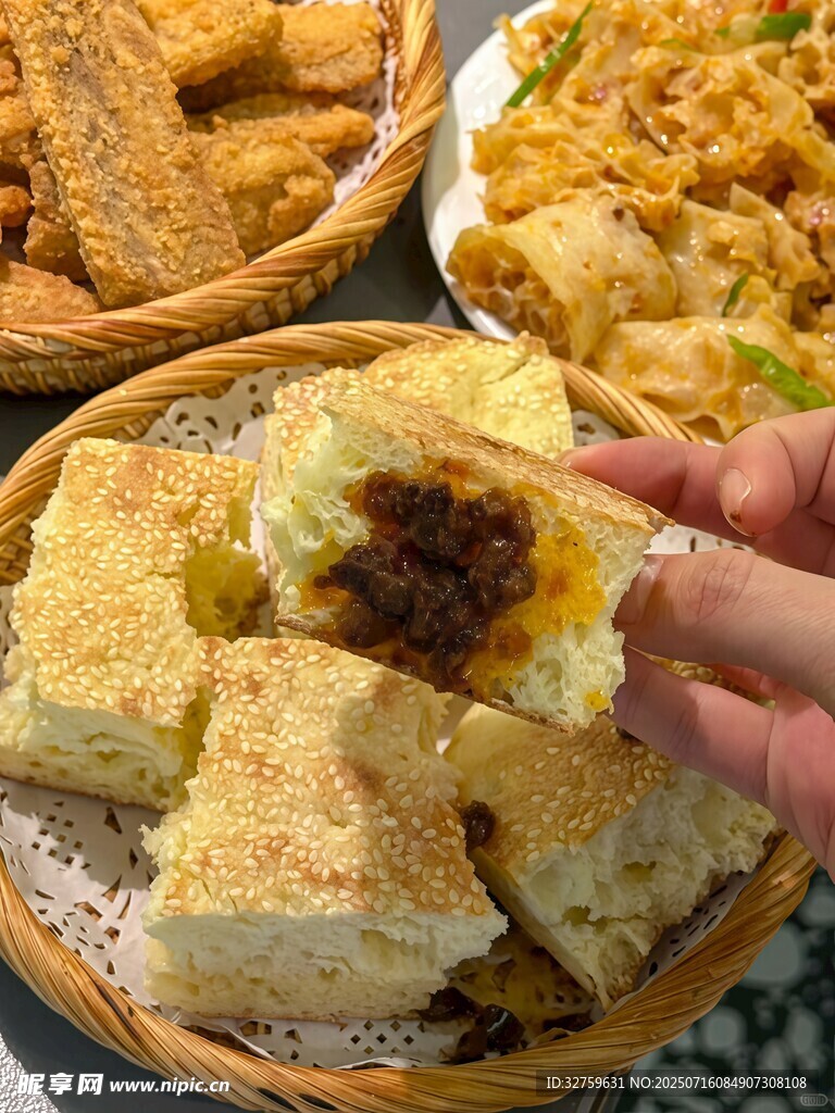 手拿美味糕点展示
