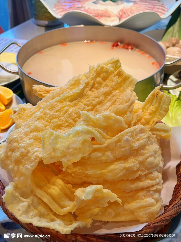 美味炸腐竹摆放在餐桌前