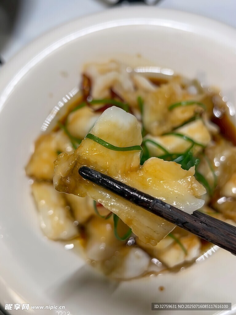 美味鱼片菜肴筷子夹取中