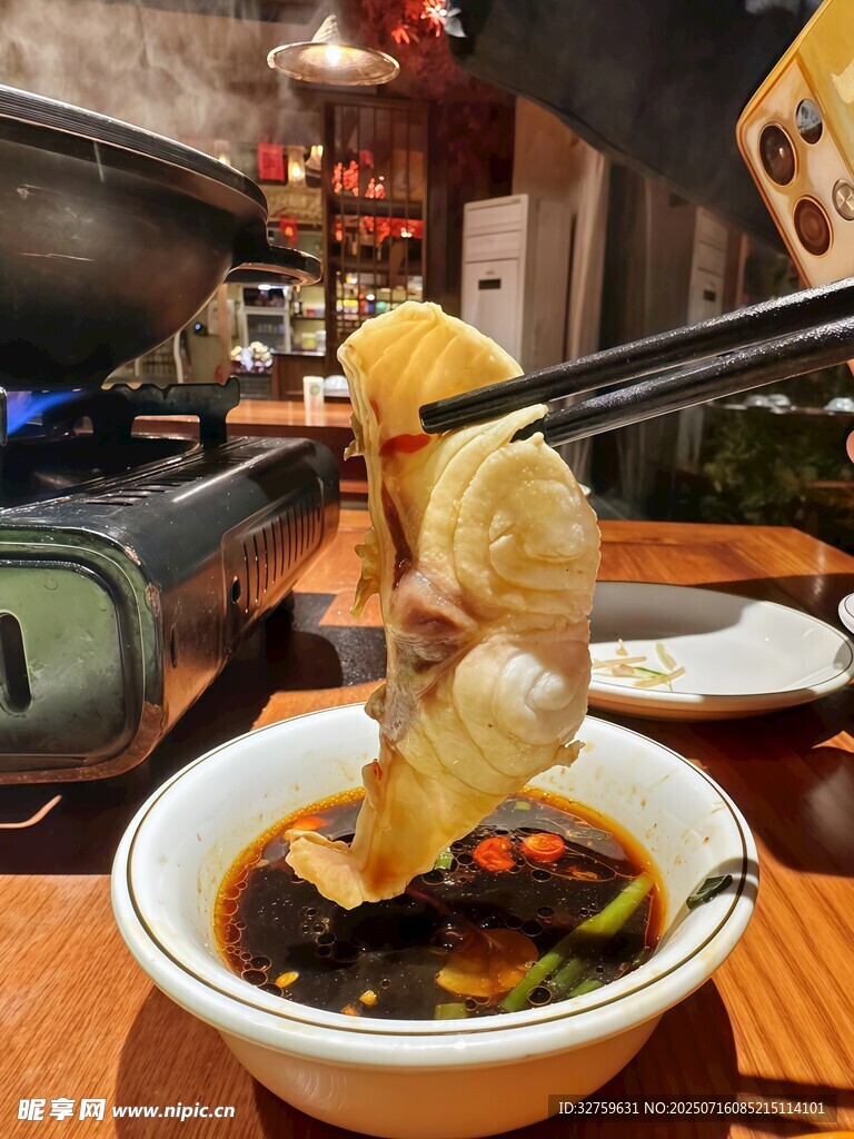 筷子夹起的美味面食鱼片