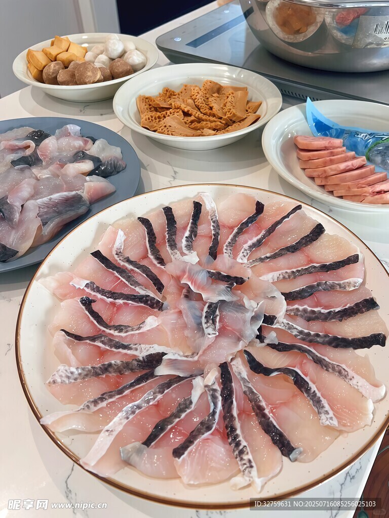 精美摆盘的多样海鲜料理鱼片