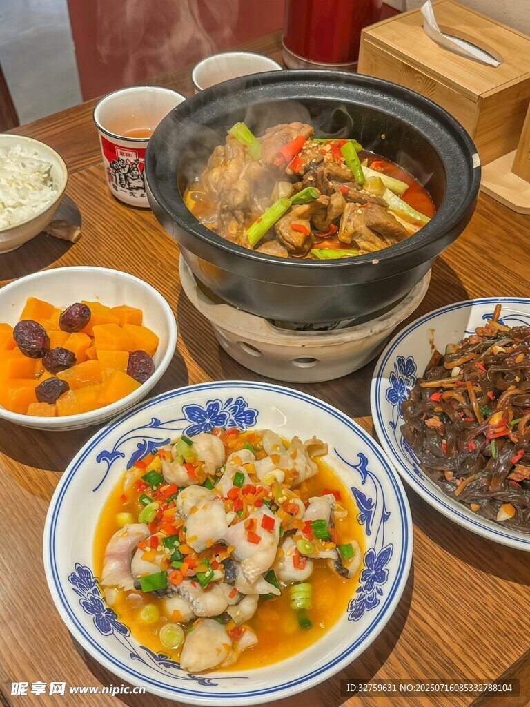 丰盛中式菜肴组合鱼片