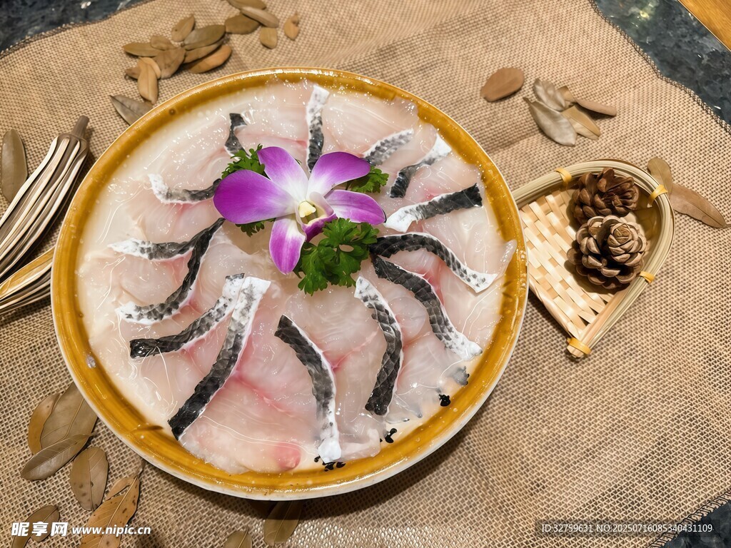 精致摆盘的美味生鱼片