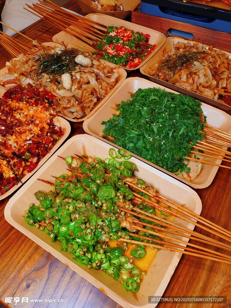 多样美味烧烤摆上桌