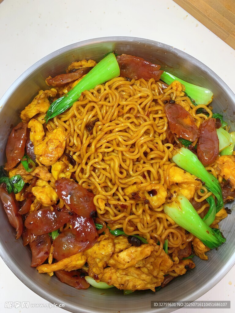 美味炒面配多样食材