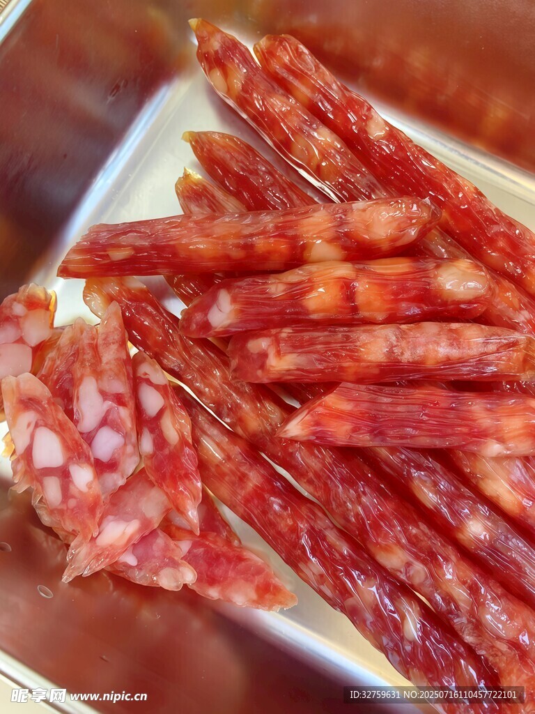 美味腊肠摆放在盘中