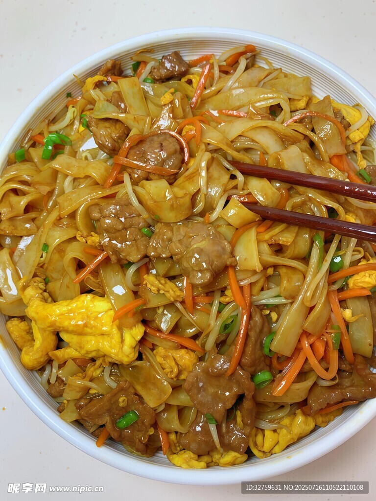 美味牛肉炒面诱人上桌