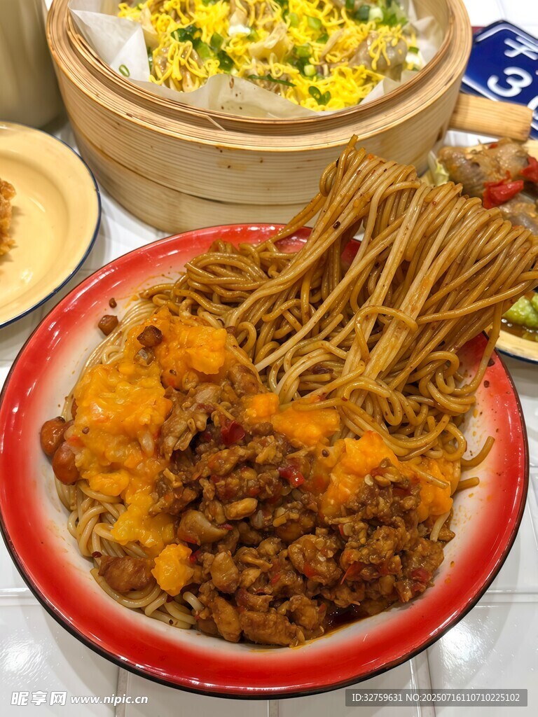 美味肉酱拌面诱人呈现