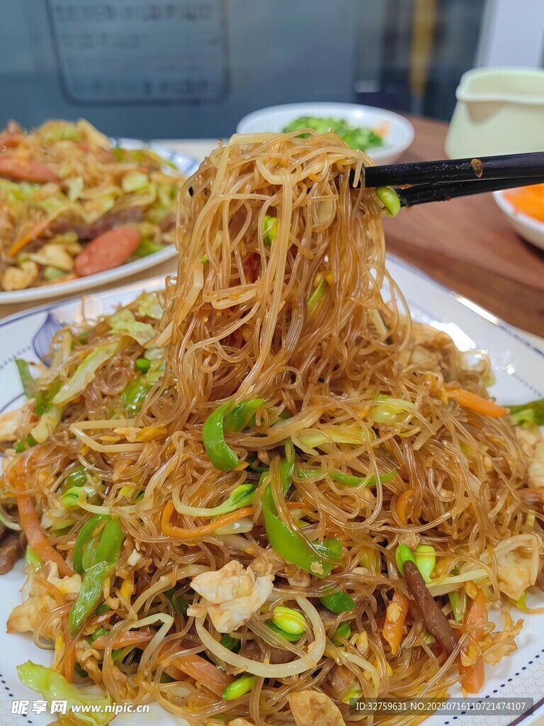 美味炒面散发诱人香气