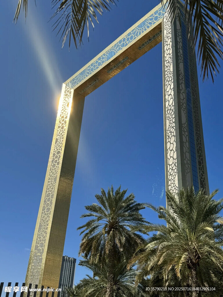 迪拜金色框架建筑景观