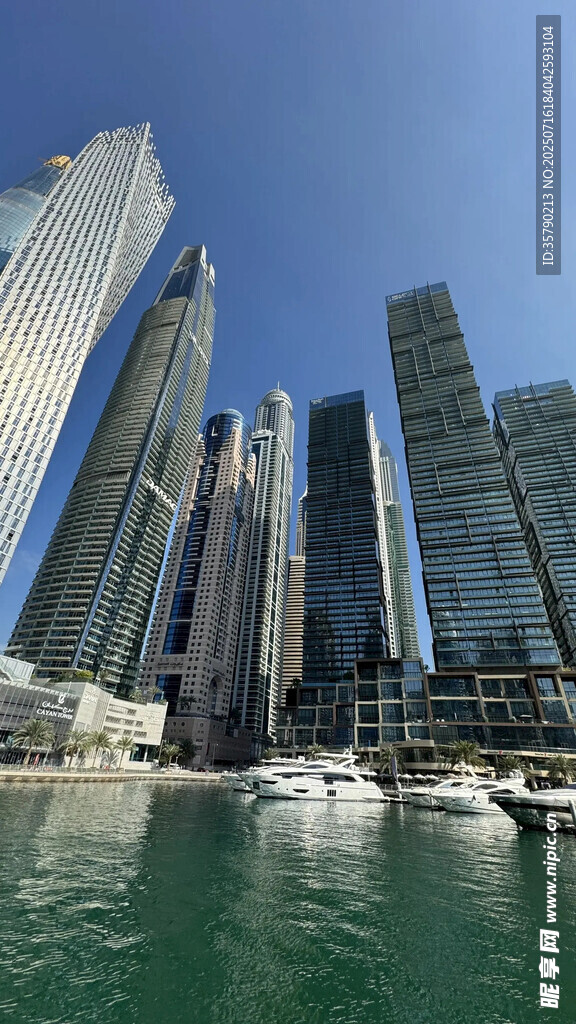 迪拜繁华都市滨水摩天楼