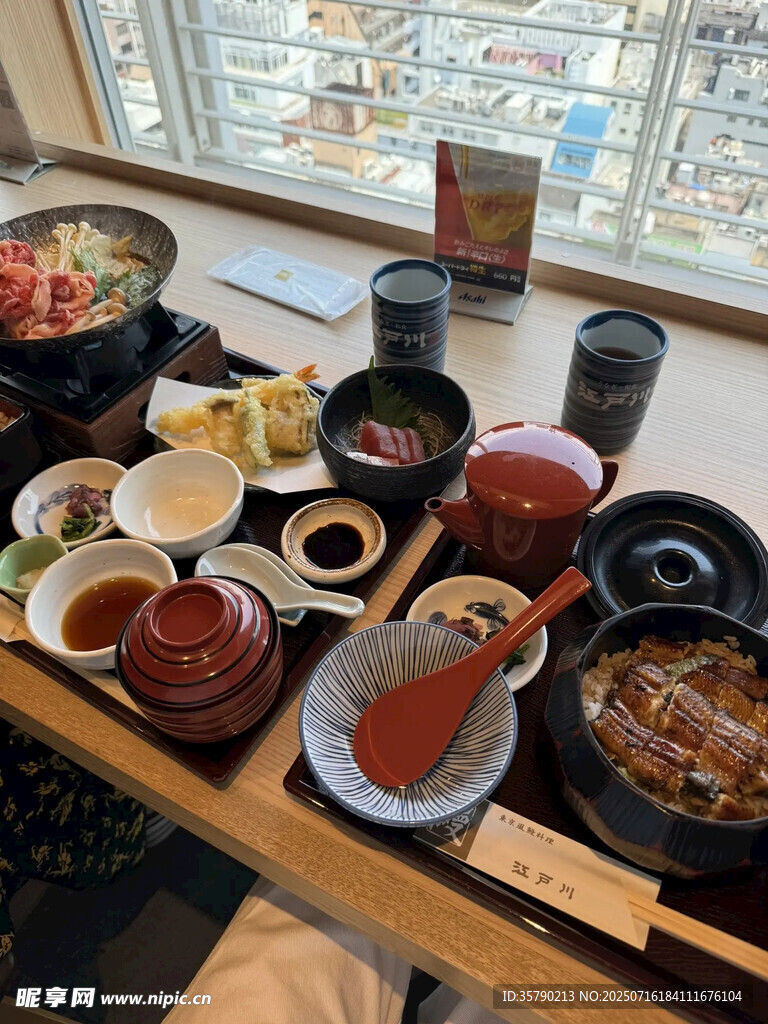 丰盛日式料理摆桌