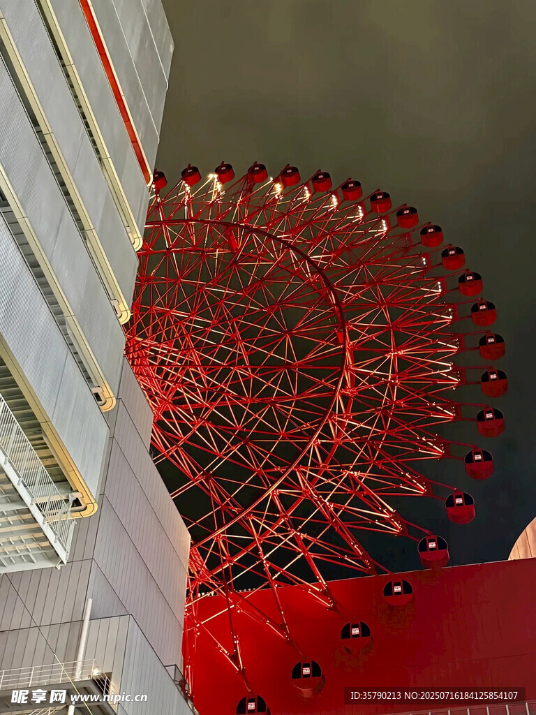 红色螺旋状建筑结构特写