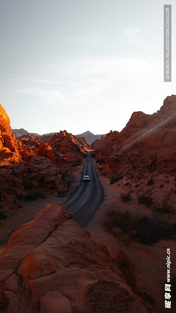 蜿蜒公路穿行于壮丽山峦