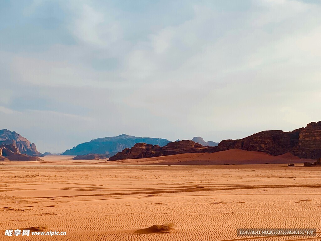 广袤沙漠与远处山峦景观