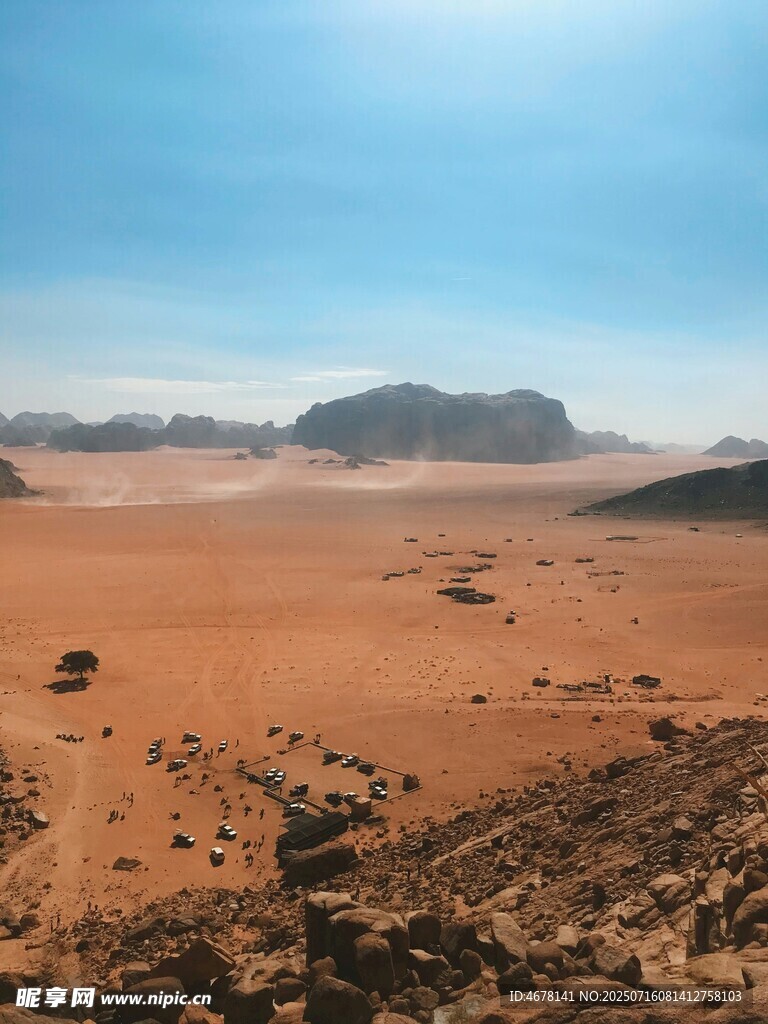 广袤沙漠中的壮丽地貌景观