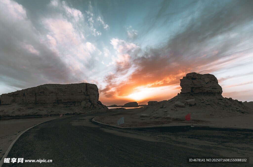 夕阳下的壮丽戈壁景观