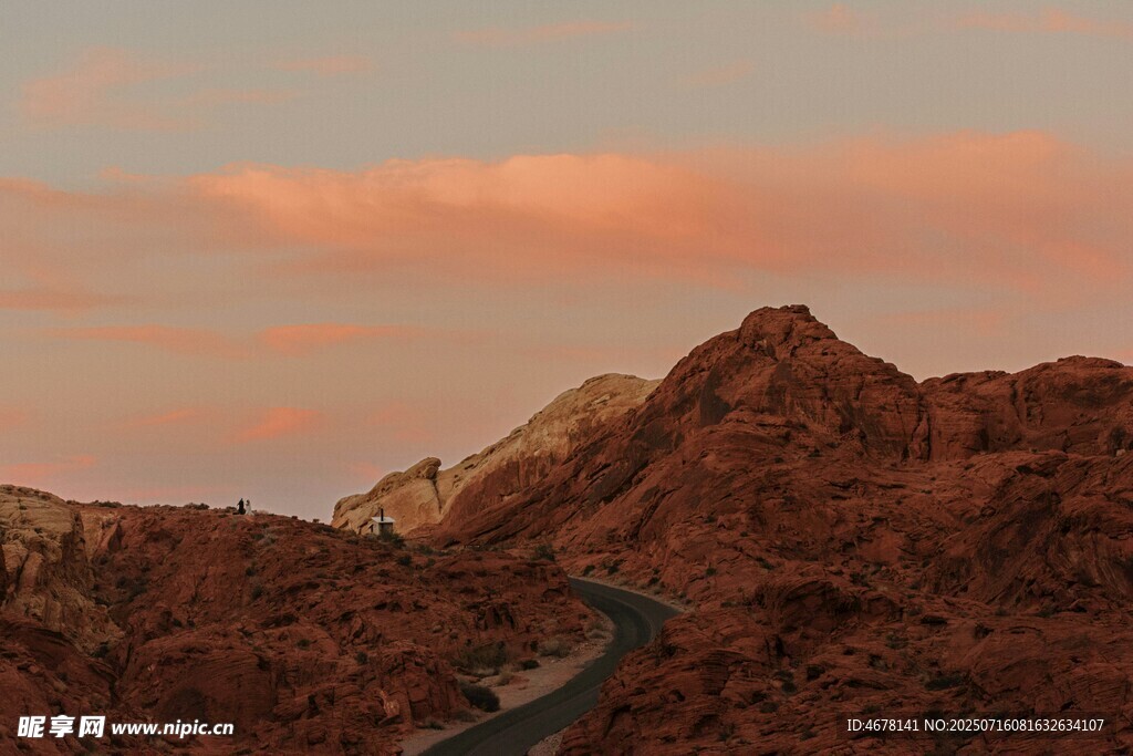 黄昏下蜿蜒山路旁的山峦