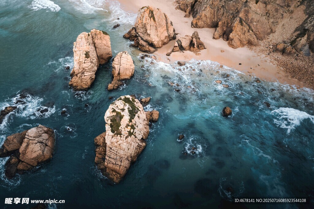 海边嶙峋礁石与碧蓝海水