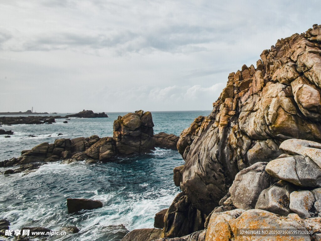 海边嶙峋岩石与澎湃海浪