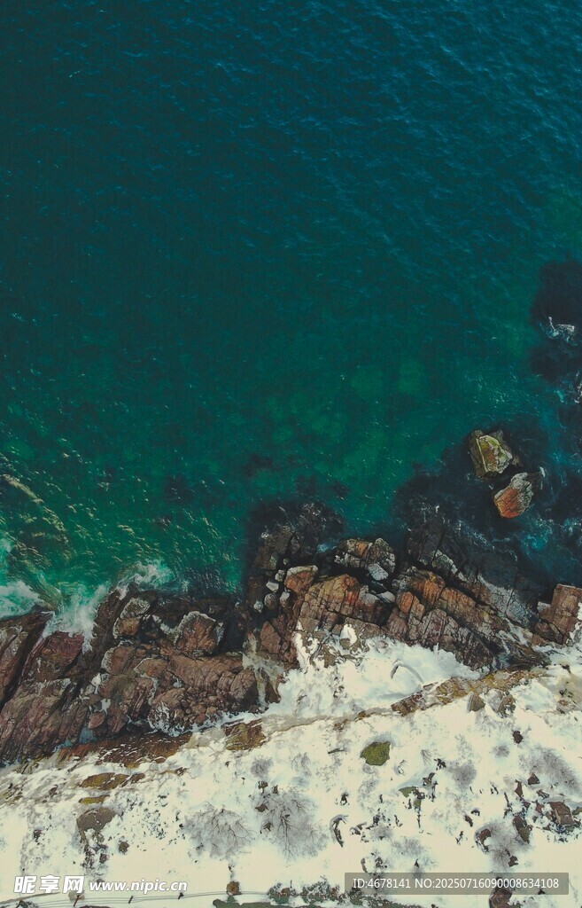 俯瞰海岸礁石与碧蓝海水