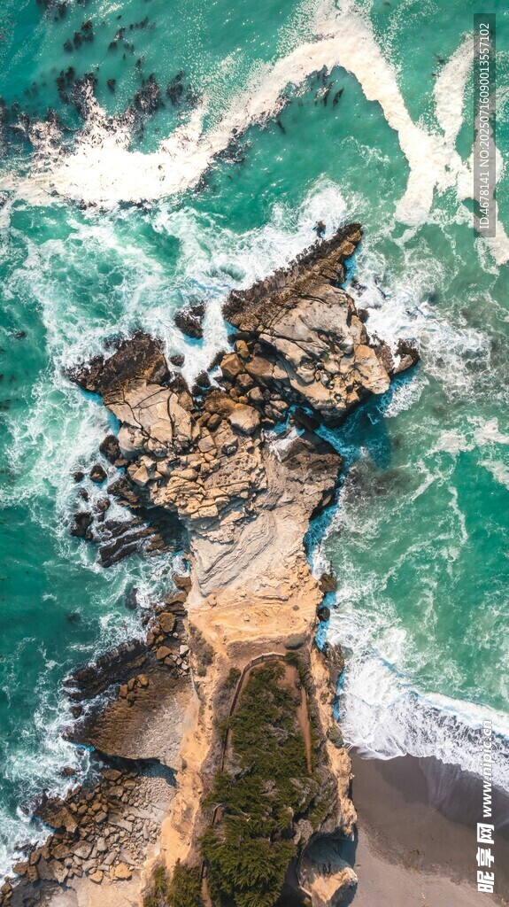 俯瞰海岸的澎湃海浪景观