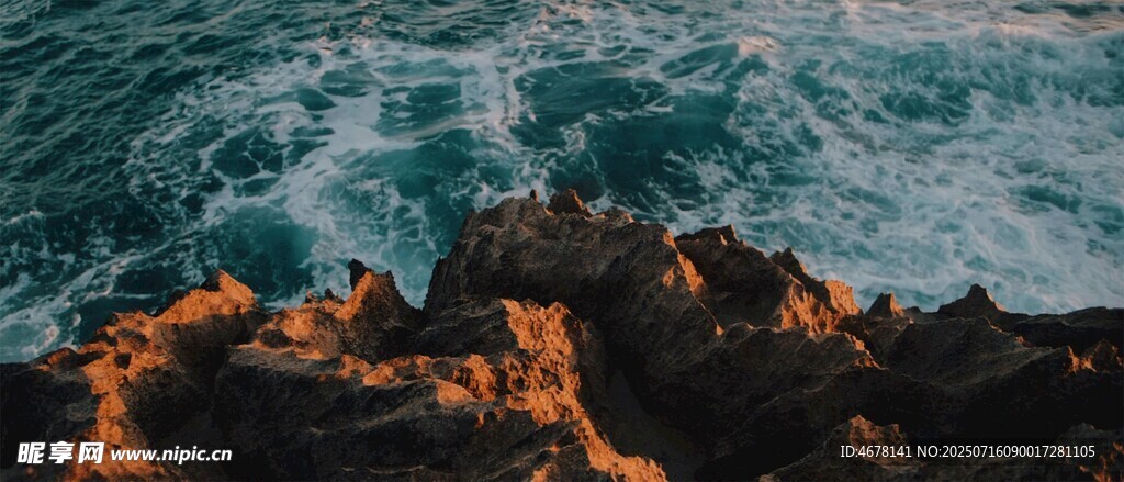 海边嶙峋礁石与翻涌海浪