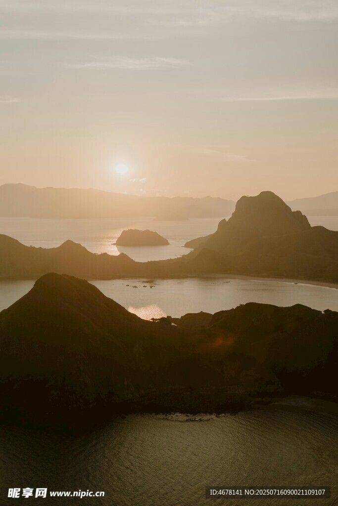 海上日出映山峦美景