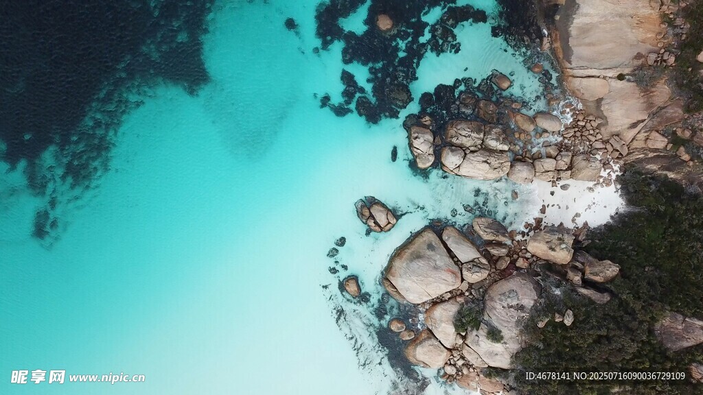 碧海礁石的美丽海岸景色