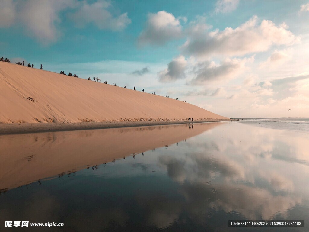 海边长堤倒影宁静美景