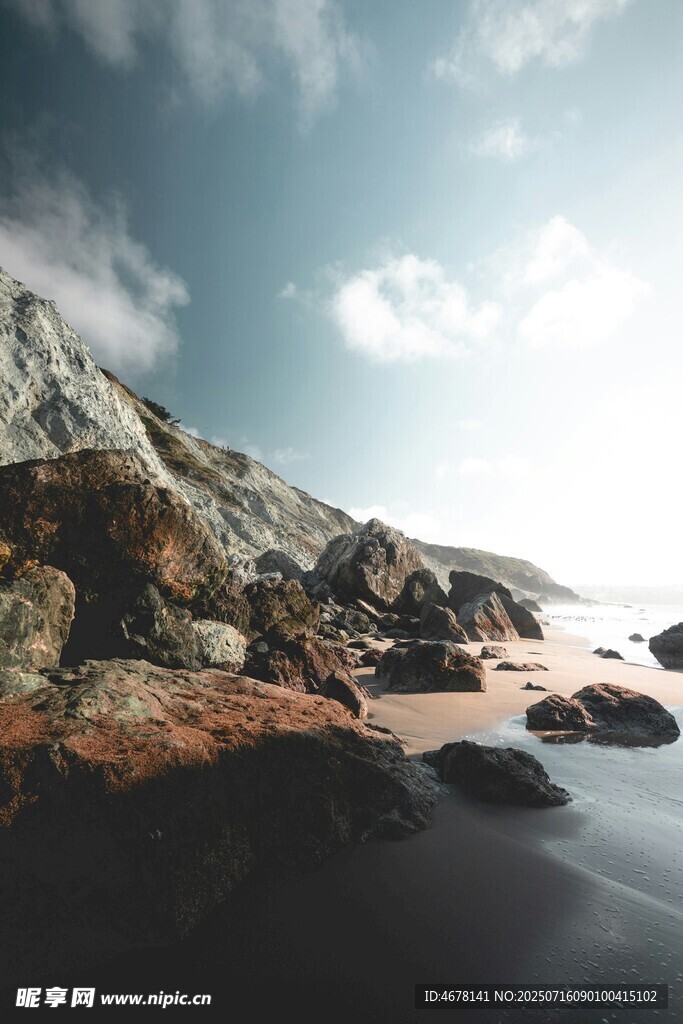 海边嶙峋岩石与蓝天美景