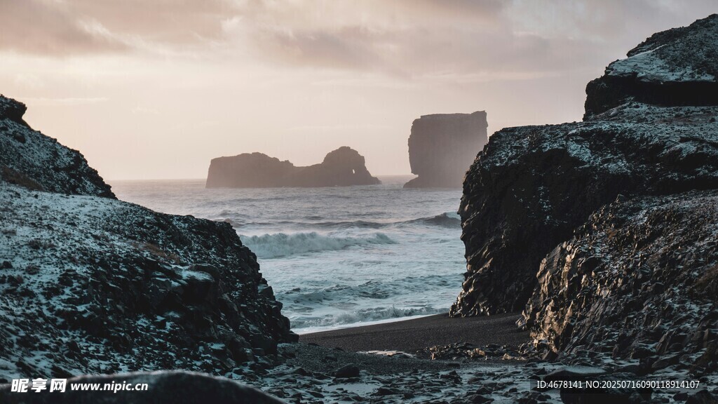 海边嶙峋礁石与壮阔海景