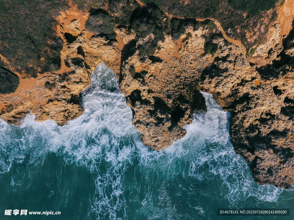 海浪拍击嶙峋礁石