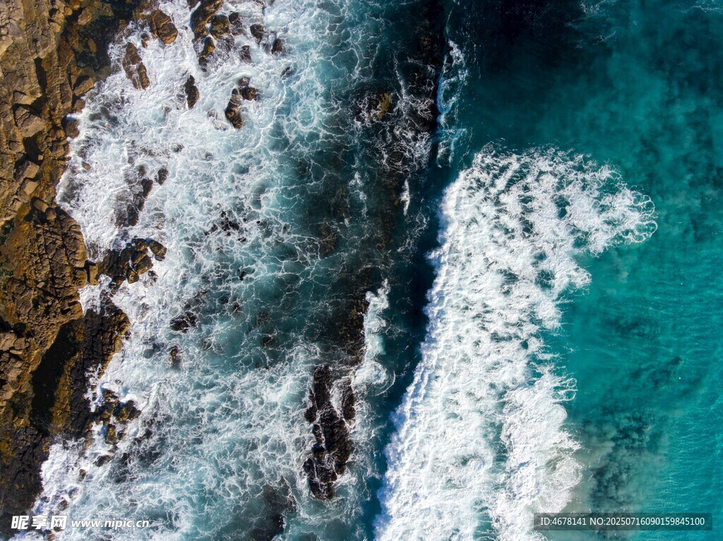 俯瞰蔚蓝海岸与海浪