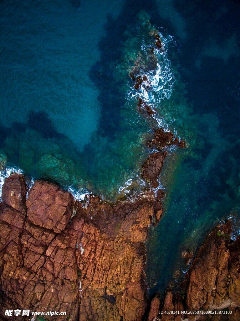 俯瞰海岸礁石与碧蓝海水
