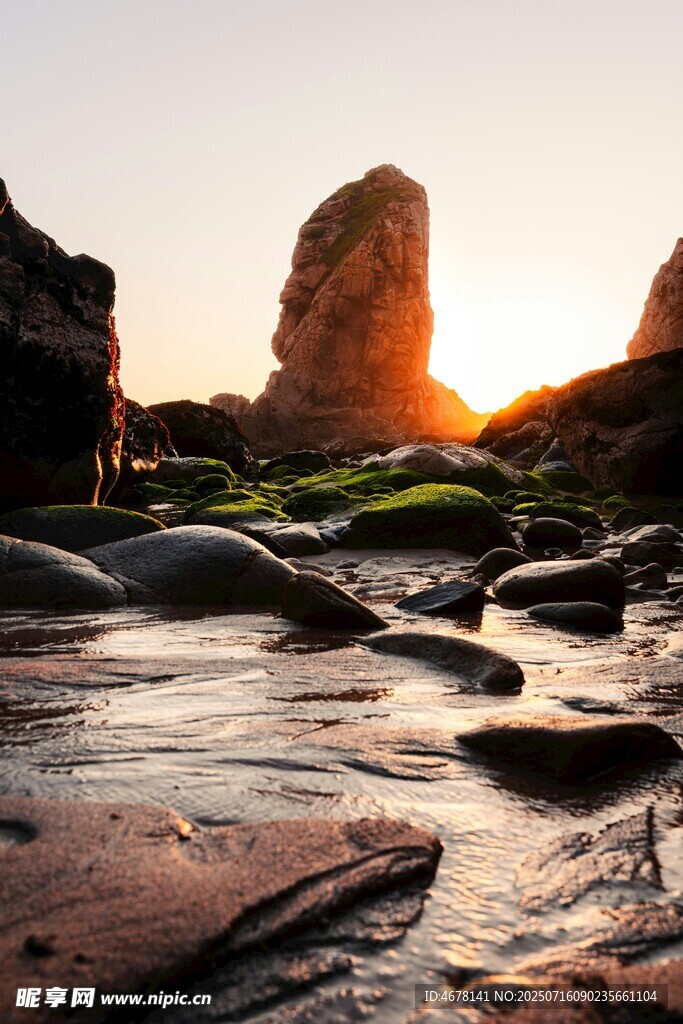 夕阳下的海边岩石景观