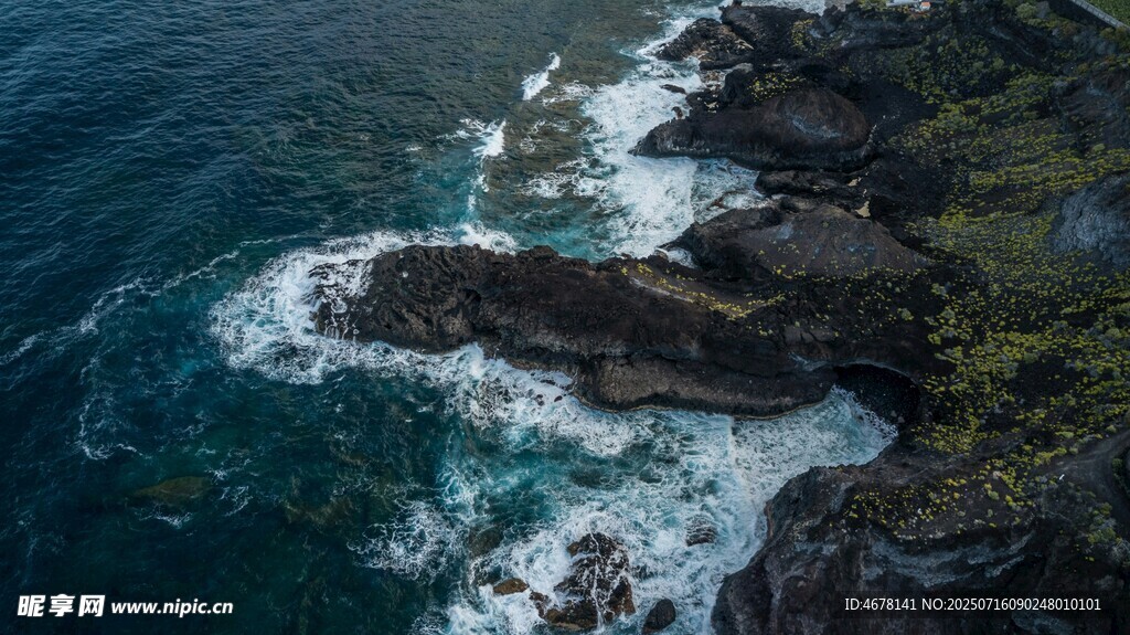 海岸边的海浪与嶙峋礁石