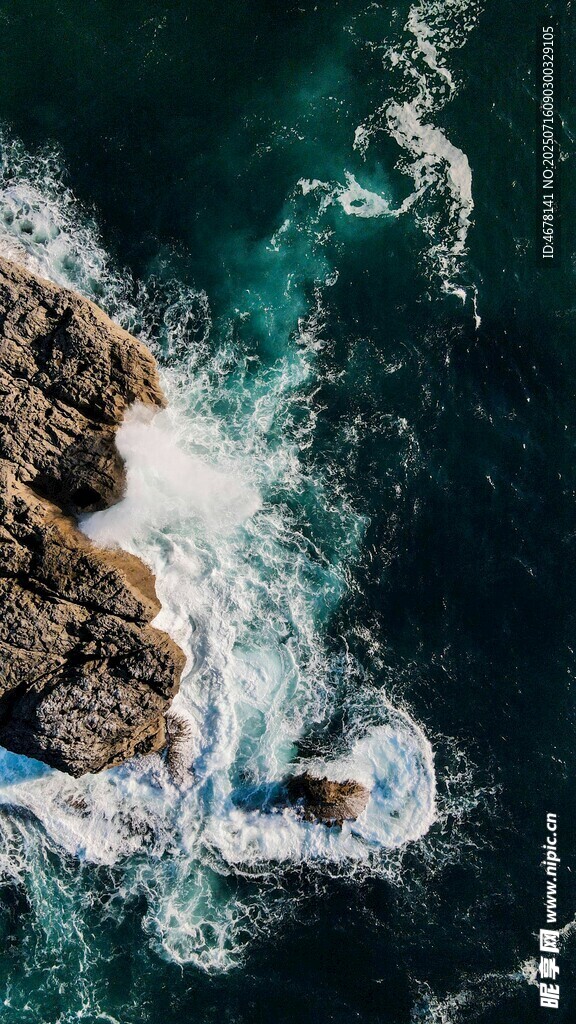 俯瞰海浪拍击嶙峋礁石