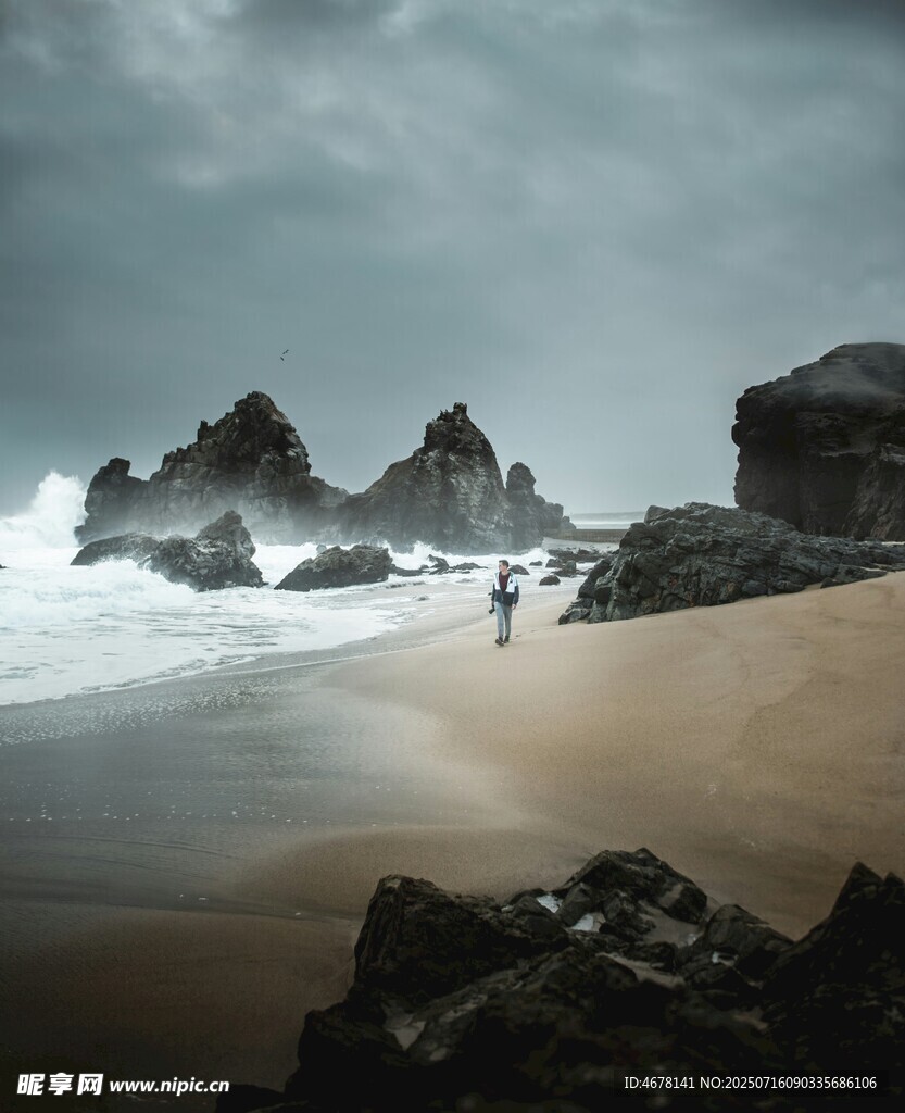 暴风雨中的海岸与漫步行人