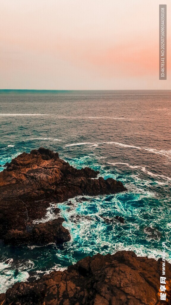 海边壮丽礁石与绚烂海景