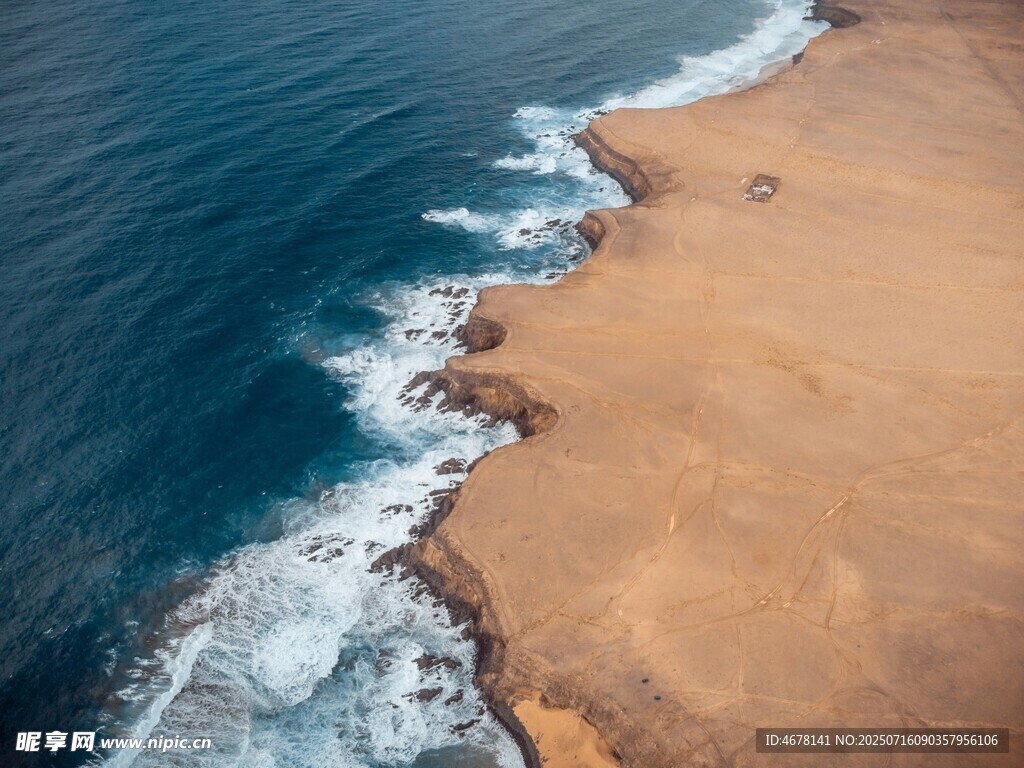 海岸美景海浪拍击沙滩