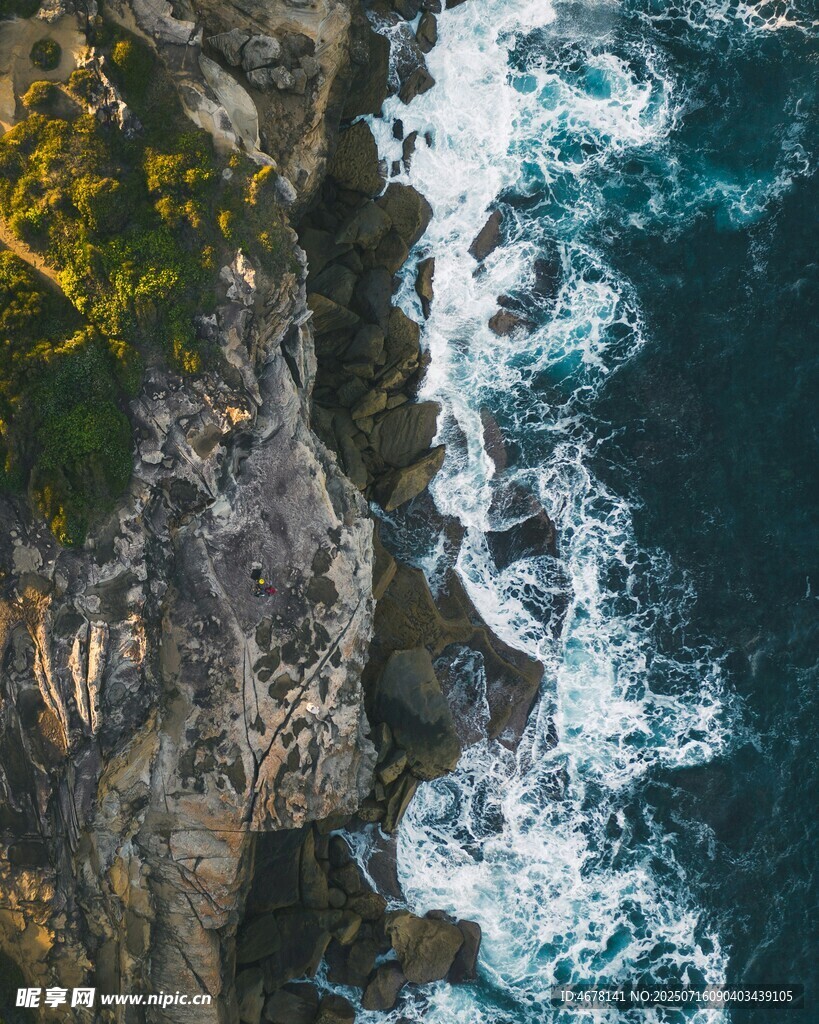 海岸边汹涌海浪拍击岩石