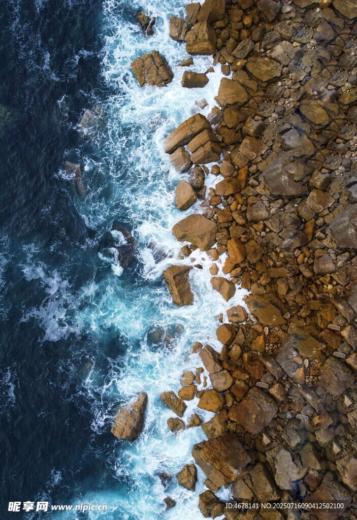 海边礁石与翻涌海浪