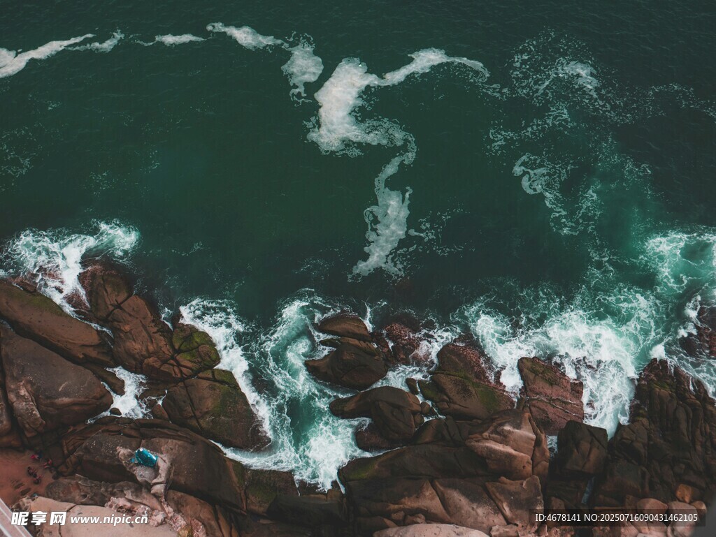 海浪拍击礁石的壮阔景象