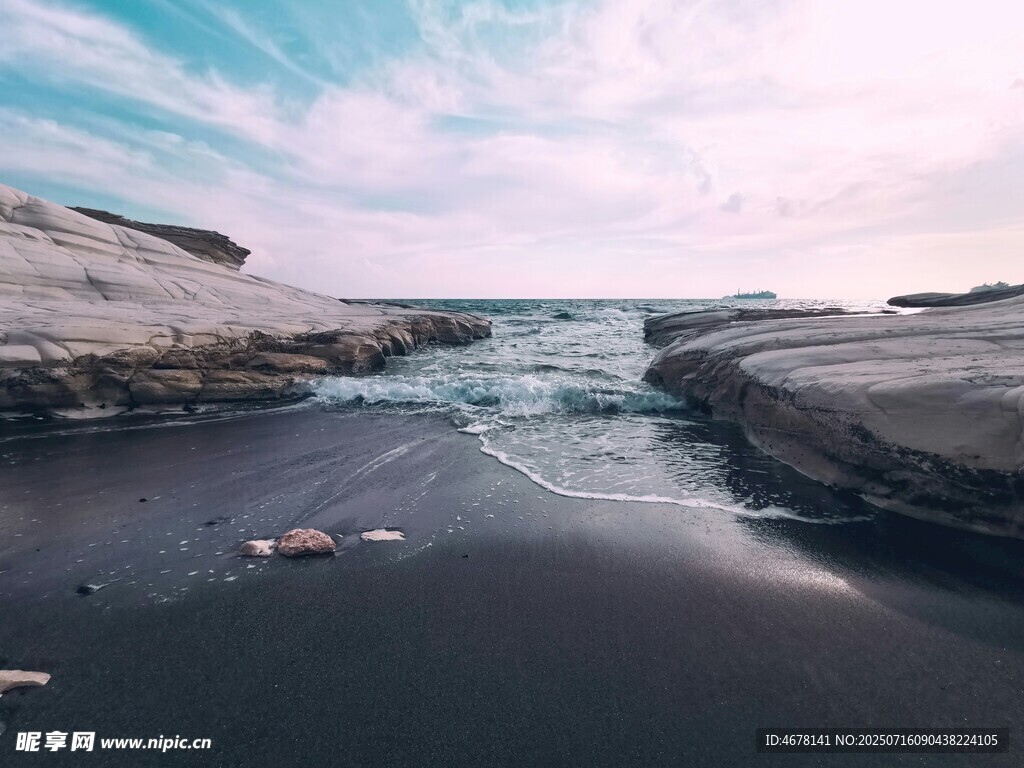 海边黑沙滩与海浪美景