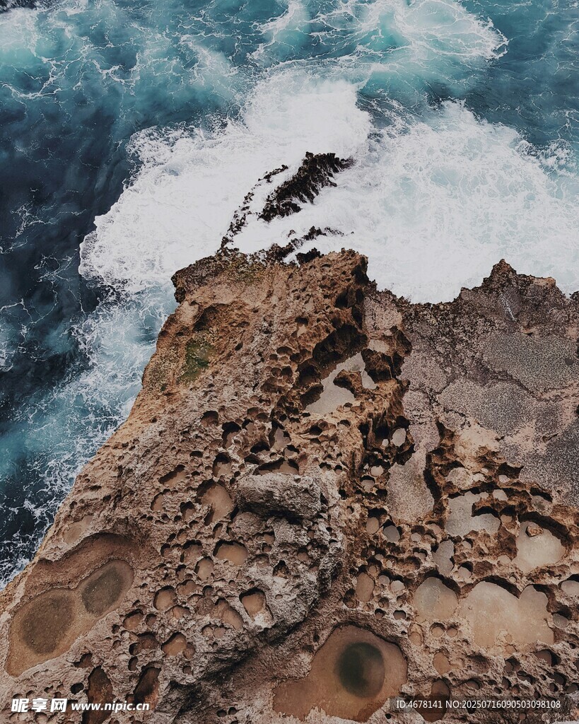 悬崖边的汹涌海浪