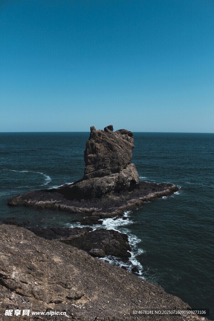 海边孤岩景观